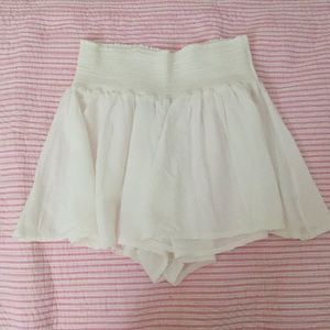 BRANDY MELVILLE | FLOWY WHITE SHORT
